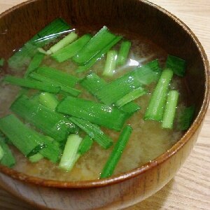 ニラとにんじんと玉ねぎの味噌汁